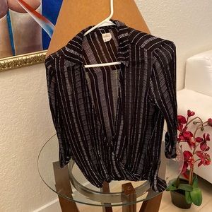 O’Neill medium V-neck Flo light shirt medium excellent condition